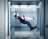 Cần làm gì để đảm bảo an toàn tính mạng khi thang máy rơi?