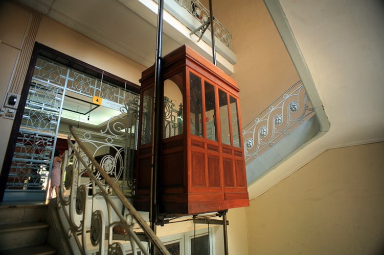 Chiếc thang máy cổ nhất Sài Gòn