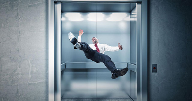 Cần làm gì để đảm bảo an toàn tính mạng khi thang máy rơi?